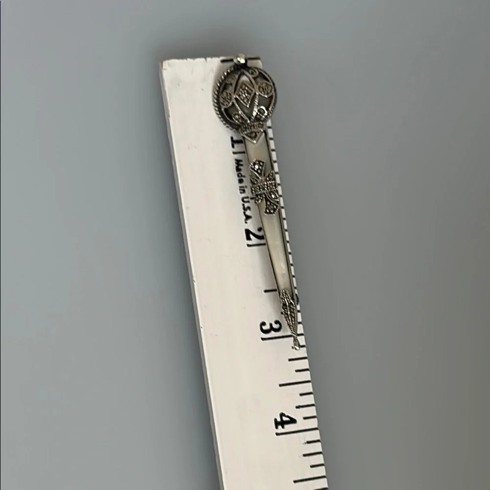 Elegant Silver Brooch with Intricate Design
